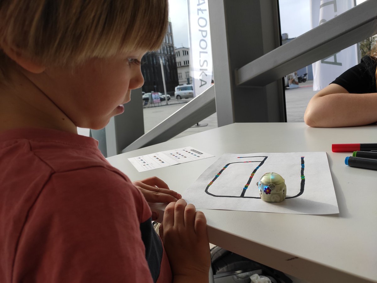 WH_AGH's tweet photo. Póki co, największe zainteresowanie w #eduRobots wzbudza Photon i malutki Ozobot, natomiast Jimu jest zajęty segregacją odpadów ♻️
#OEES https://t.co/COogwLmD0d