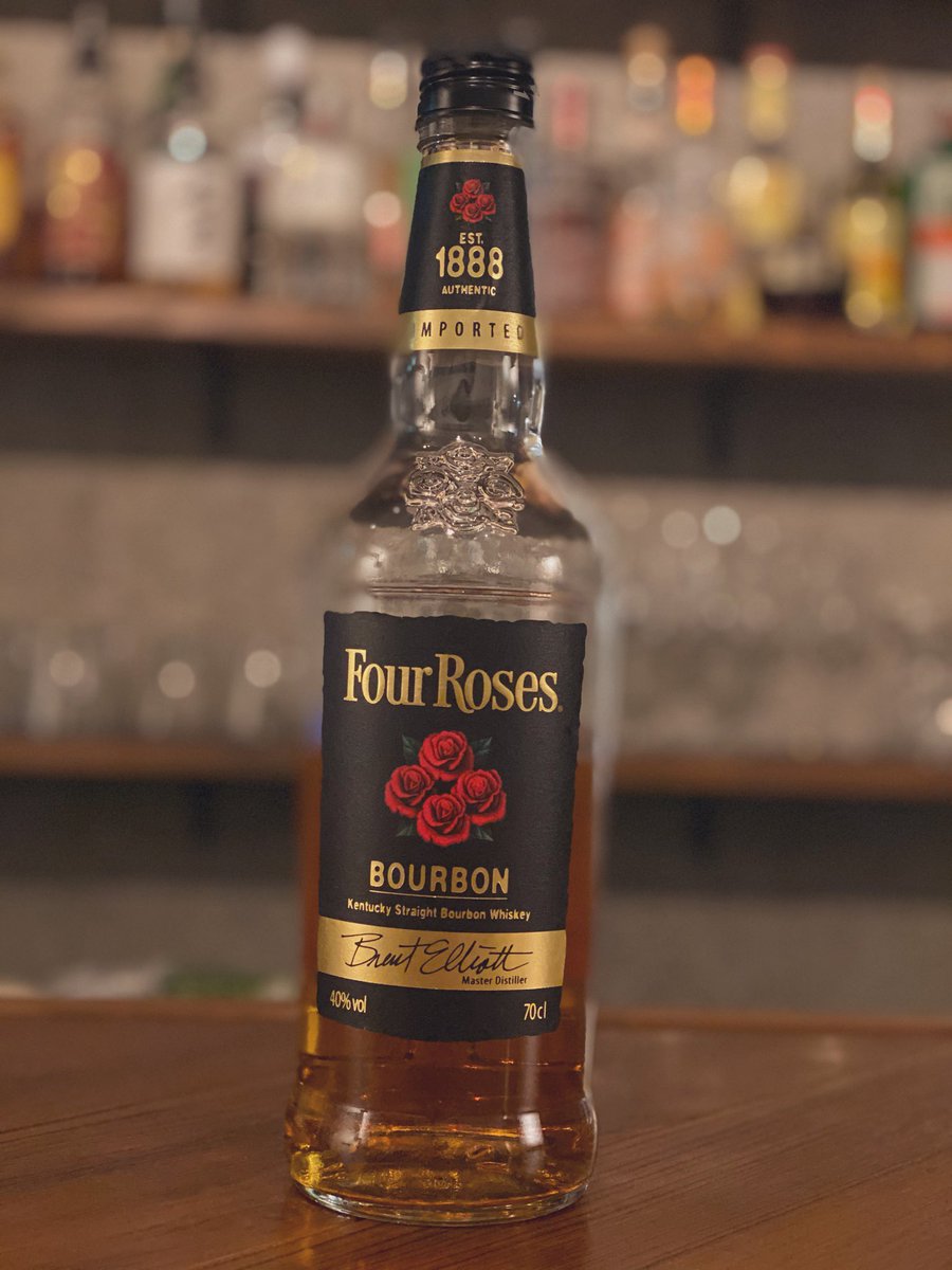 Bar_SHIN0829's tweet photo. 本日のオススメ🥃
.
.
#FourRoses #ブラック #フォアローゼズ
#バーボン #ウィスキー
.
.

スタンダードボトルよりもフルーツ系の酸味は抑えられ、
チョコやカカオのビターさが浮き立ちます！
.
.
#オシャレなBAR #隠れ家BAR #BAR #大阪 #京町堀 #阿波座 #本町 #靭公園 #お酒好きと繋がりたい https://t.co/nShaXFYqtT