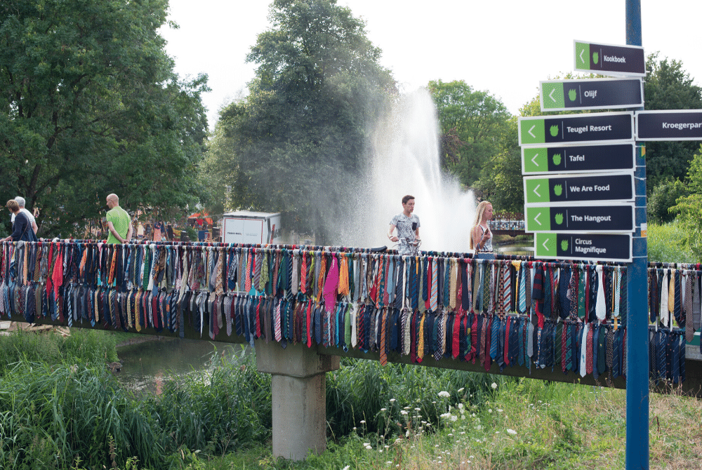 De Dassenbrug van Marianne van Heeswijk in het Julianapark knoopte mensen aan elkaar en was tijdens Fabriek Magnifique 2018 een opvallende aandachtstrekker. Wat gaat 2020 brengen? Heb jij een origineel, bijzonder, opvallend idee? Meld aan als deelnemer: fabriekmagnifique.nl.