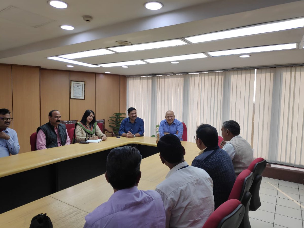 AamAadmiParty's tweet image. A team of teachers who came from Nagar Parishad, Wardha (Maharashtra) learn from #DelhiEducationReforms like #HappinessClass, #Entrepreneurship Curriculum &amp;amp; #MissionBuniyaad met &amp;amp; interacted with Dy CM @msisodia at his office today.