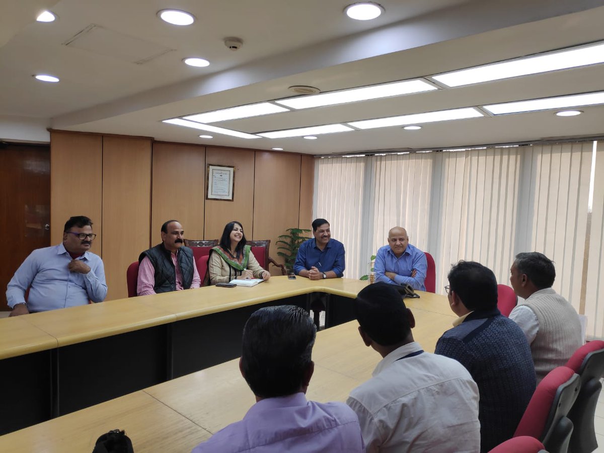 AamAadmiParty's tweet image. A team of teachers who came from Nagar Parishad, Wardha (Maharashtra) learn from #DelhiEducationReforms like #HappinessClass, #Entrepreneurship Curriculum &amp;amp; #MissionBuniyaad met &amp;amp; interacted with Dy CM @msisodia at his office today.