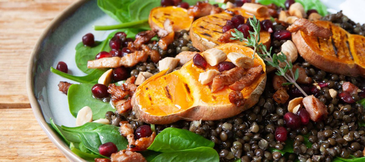 martaiglessiasb's tweet photo. Una dieta saludable es importante para tus hijos, pero también para ti! Te dejamos por aquí esta original y sencilla receta de ensalada y lentejas.👨‍👩‍👧‍👦🥗❤️ https://t.co/plpgV933EW https://t.co/gzKQEnBzlo