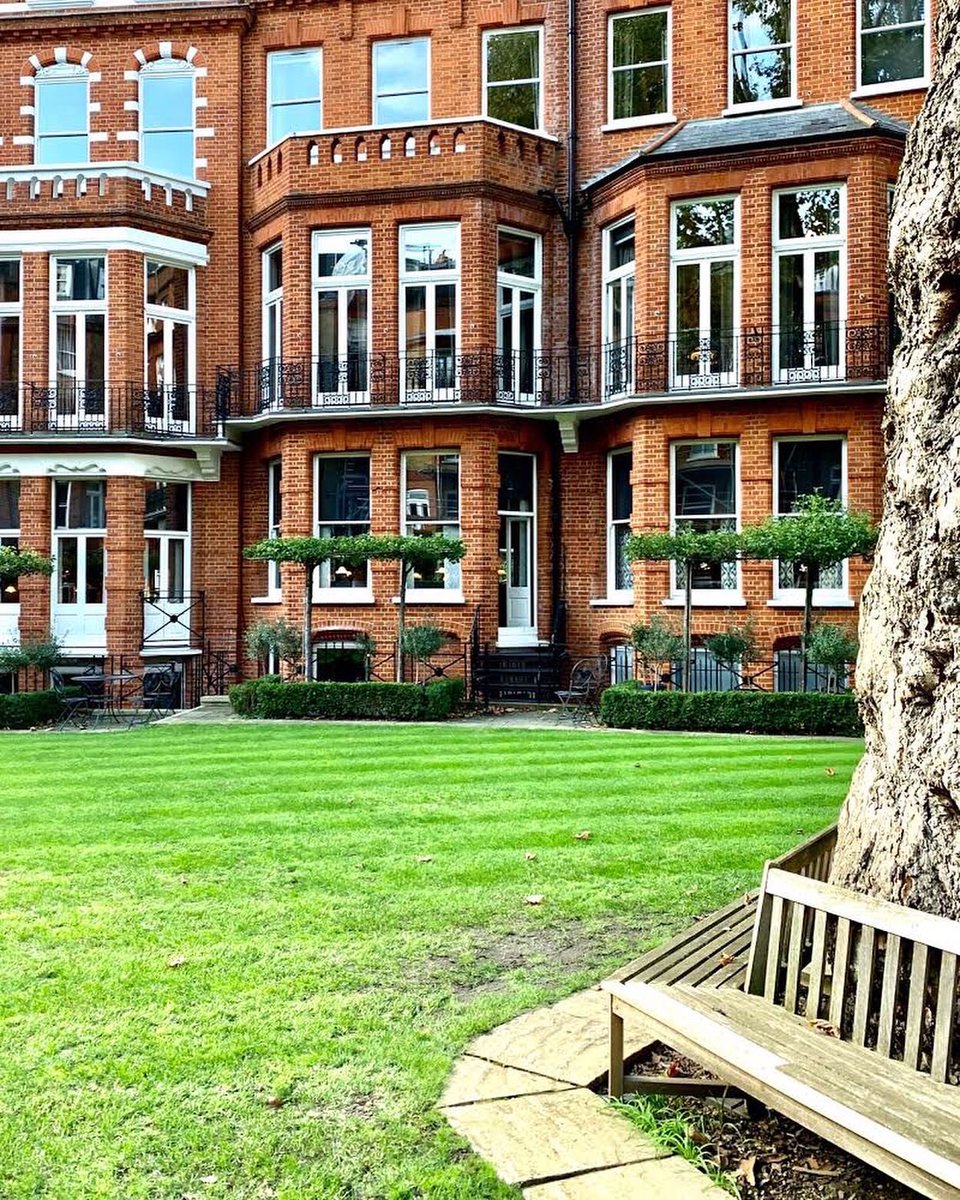 PKsList's tweet photo. If you’re a traveller🧳 who prefers a homey hotel then you’ll love The Franklin. This boutique hotel is in an elegant Victorian building surrounded by the stunning Egerton Gardens🌱right in the heart of London❤️#800daysaroundtheworld https://t.co/pk9deFgbBd