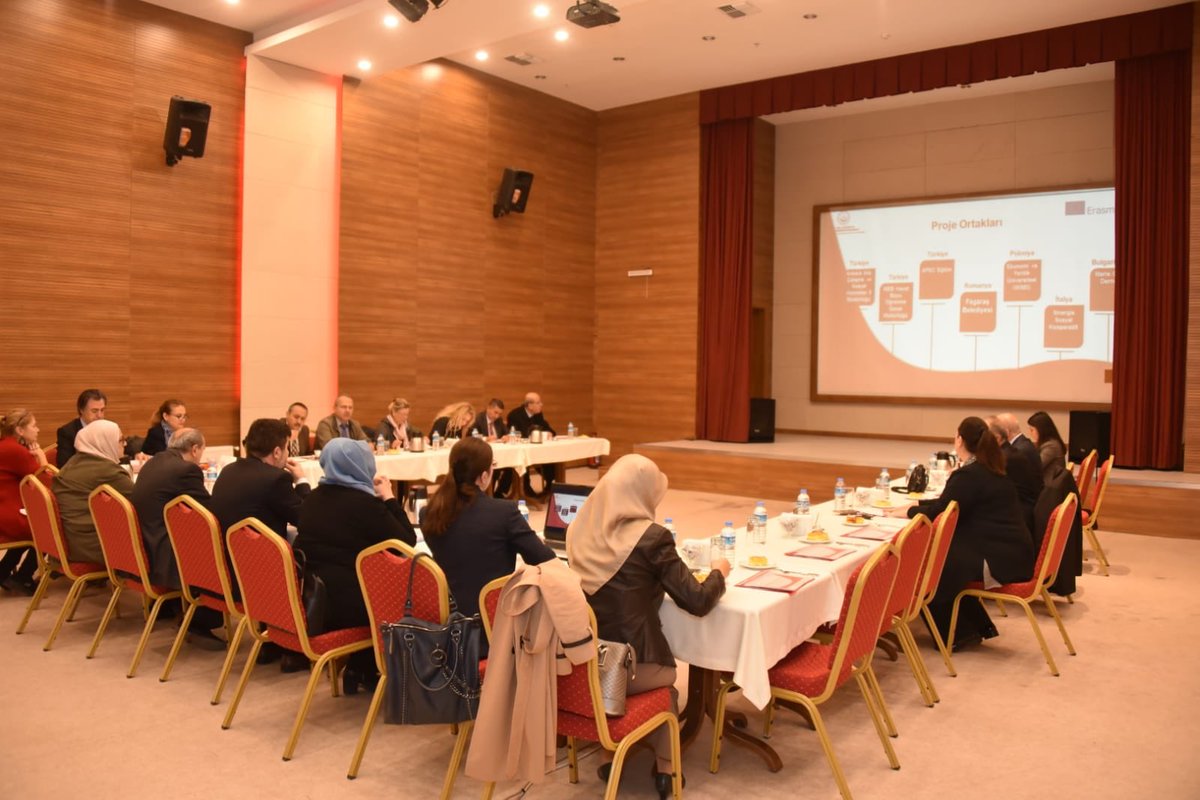 Ankaraashm's tweet photo. İl Müdürlüğümüzce yaşlı bakım personelimizin yeterliliklerini ve bakım hizmetinin niteliğini artırmak için yürütülecek olan Palyatif Bakım İçin Açık ve Uzaktan Eğitim projesi bilgilendirme toplantısı İl Müdürümüzün @durmusalidaldal başkanlığında gerçekleştirildi.@ZehraZumrutS https://t.co/qUaYGGg0h9