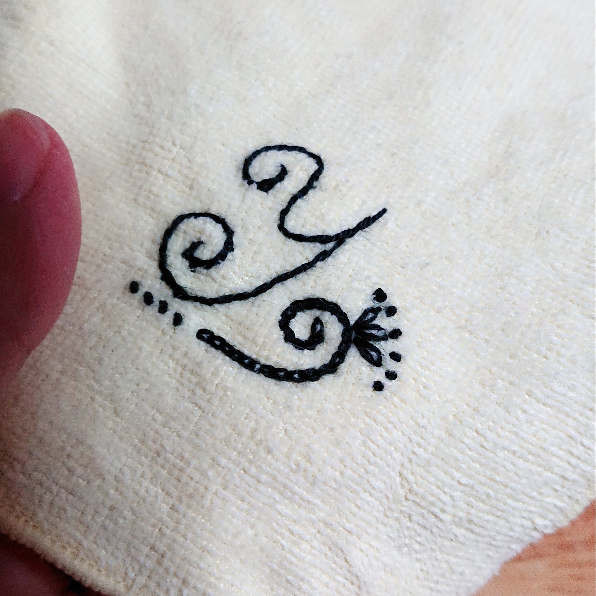 まさか けい 刺繍雑貨オクク Ar Twitter イニシャル ｙ クリーム色の無地のタオルハンカチに 自分好みの刺繍をしました 黒1色で エスニック な 鳥さんみたいな花みたいな ヘ音記号みたいな 特に意味はないのです でも良い出来 ハンドメイド好きさんと