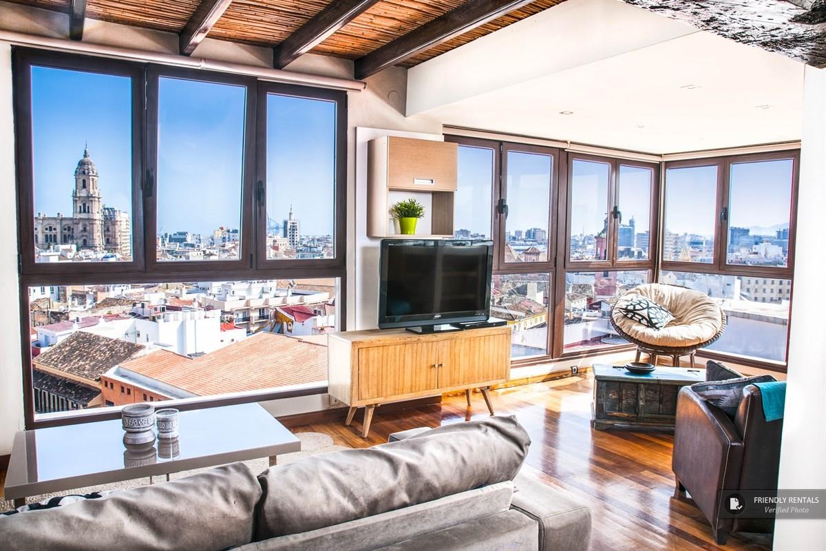 FRentals_en's tweet photo. On a city getaway, you always try to see as much as possible. Staying in this apartment in Malaga you're even seeing the city when you're resting or preparing a meal just as comfortable as you would be at home. And the view...breathtaking! 😍

👉Book now! https://t.co/Hj5aN37A3M https://t.co/HdiJmNsqCp