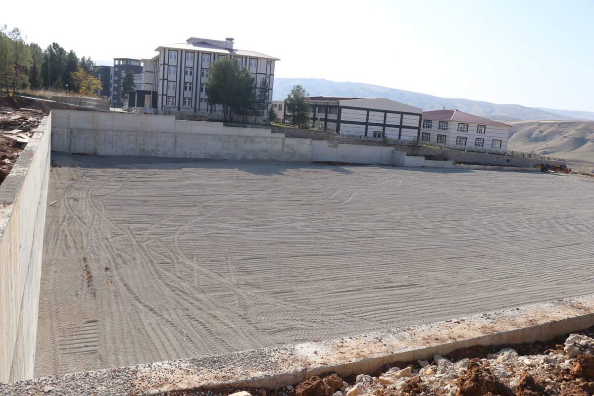 Vali Ali Fuat Atik, Siirt İl Özel İdaresi Spor tesislerinde incelemelerde bulunarak, devam eden yatırım ve projeleri inceledi.