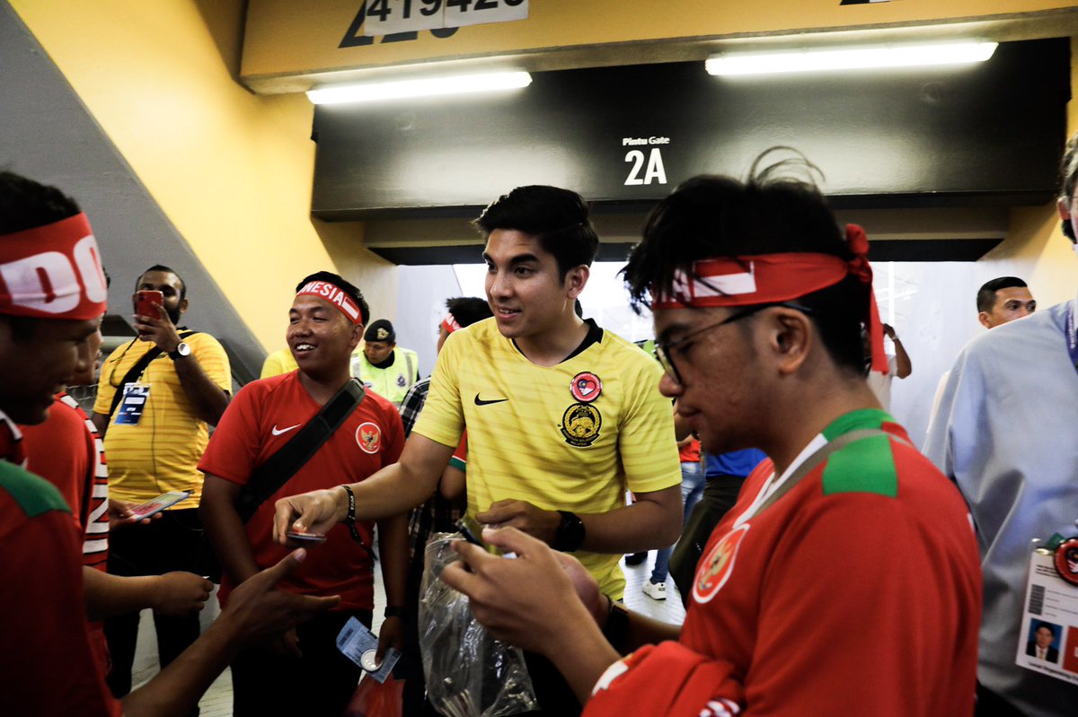 SyedSaddiq's tweet photo. Kurangkan provokasi, kuatkan persahabatan.

1500 Anggota Polis bertugas untuk menjaga keamanan. 400 sukarelawan untuk membantu &amp; 400 CCTV untuk memantau keadaan.

Jagalah kebersihan. Kutip sampah, simpan dalam poket, buang di tong sampah. Jangan MEROKOK.

STADIUM KITA, RUMAH KITA https://t.co/520GywDUYQ