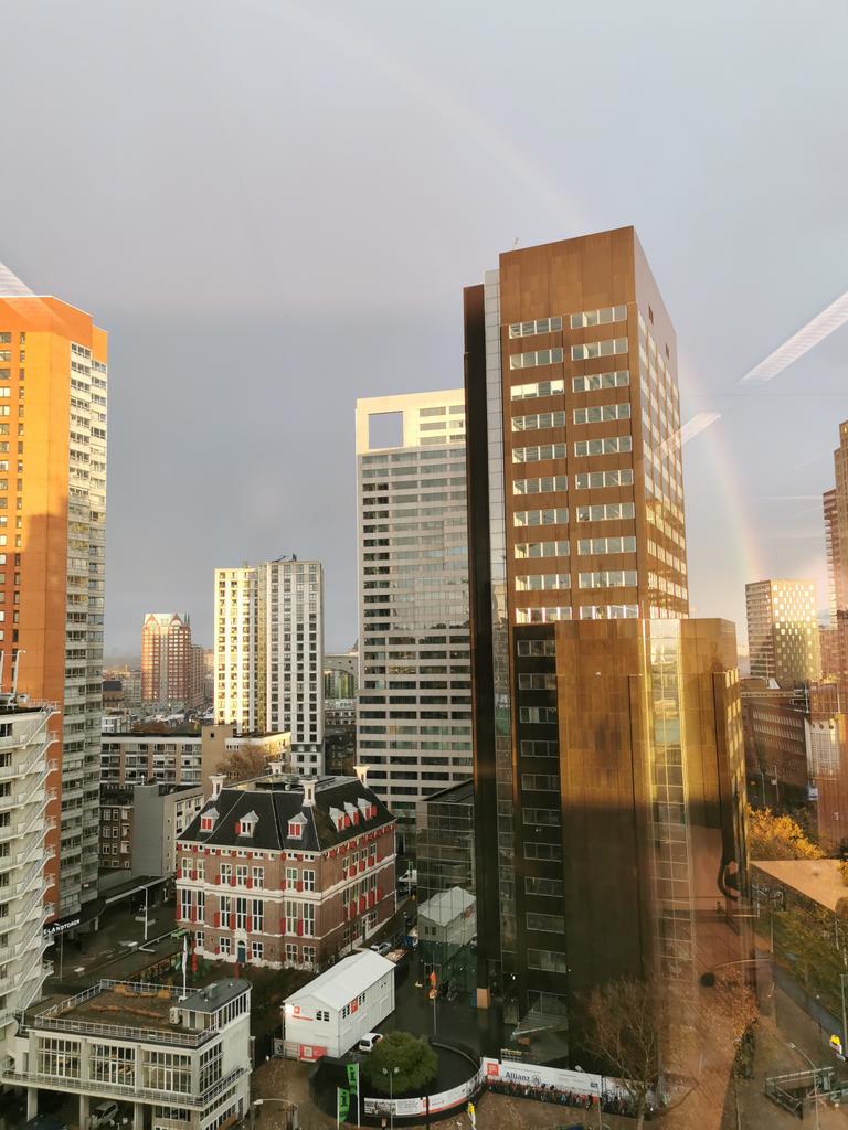 Een panoramashot maken terwijl de regenboog zo ongeveer van Den Haag tot Dordrecht reikt is best lastig. Dan maar zo.. #Rotterdam #regenboog #schielandshuis
