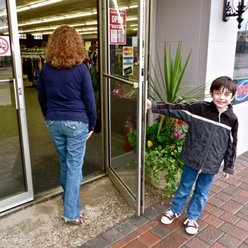 OperationWarm's tweet photo. Hold the door open for someone. #DailyDifference #RAOK https://t.co/rk5uHFWWpM