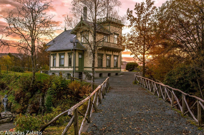 Autumn at Troldhaugen, #Bergen 😍 Photo Algirdas Zabitis #Norway #Grieg #EdvardGrieg @visitBergen @fjordnorway @EGMTroldhaugen @kodebergen