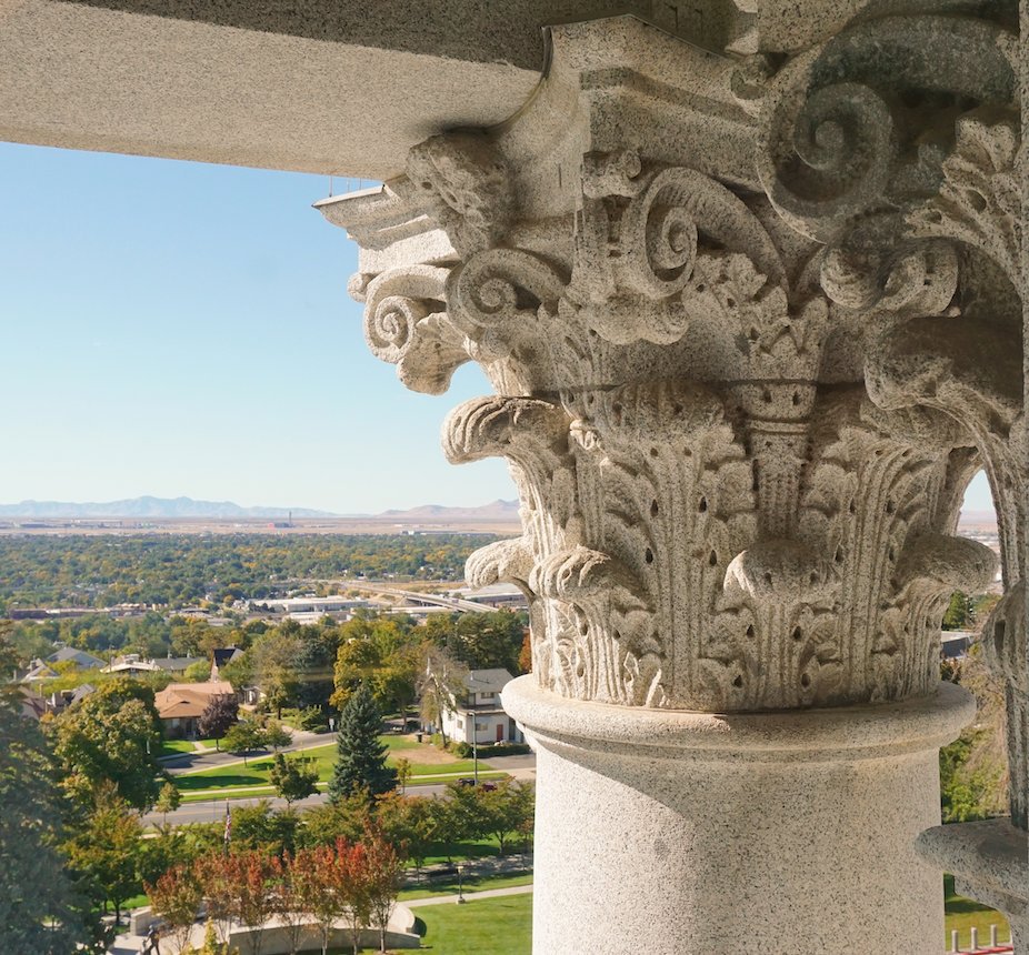 UTStateCapitol's tweet photo. The House of Representatives gallery west window view gives a close look at the detail of the beautiful corinthian columns surrounding the Capitol's exterior. #utah #utahstatecapitol #utcapitol #slc #tours #docent #volunteer #slcvolunteer #tidbittuesday https://t.co/5KHXjEX7VT