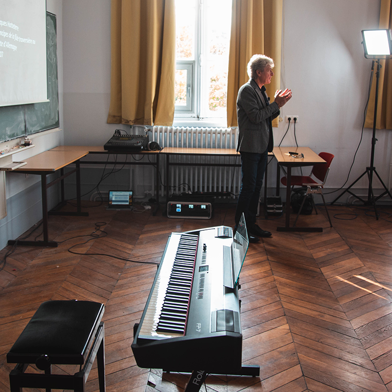 Mines_Paris's tweet photo. 🎼🔵En direct de la semaine Athens @MINES_ParisTech ! Cours de Musique, Science et Histoire aujourd’hui en salle L 218 pour les étudiants européens venus à l'École #AthensNetwork #AthensWeek @ParisTech_News https://t.co/CUEkZYMOQ0