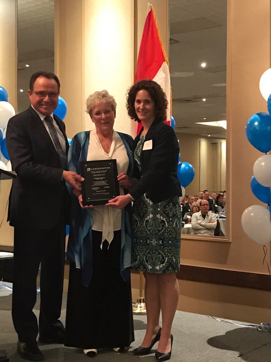 Albrecht4KitCon's tweet image. Great evening - thanking &amp;amp; honouring our team of #KitCon CPC supporters &amp;amp; volunteers for their dedication and service! I am blessed to have been surrounded by such an amazing team for the past 14+ years! @CPC_HQ Thx to @Bingemans for incredible job of hosting! #grateful #blessed