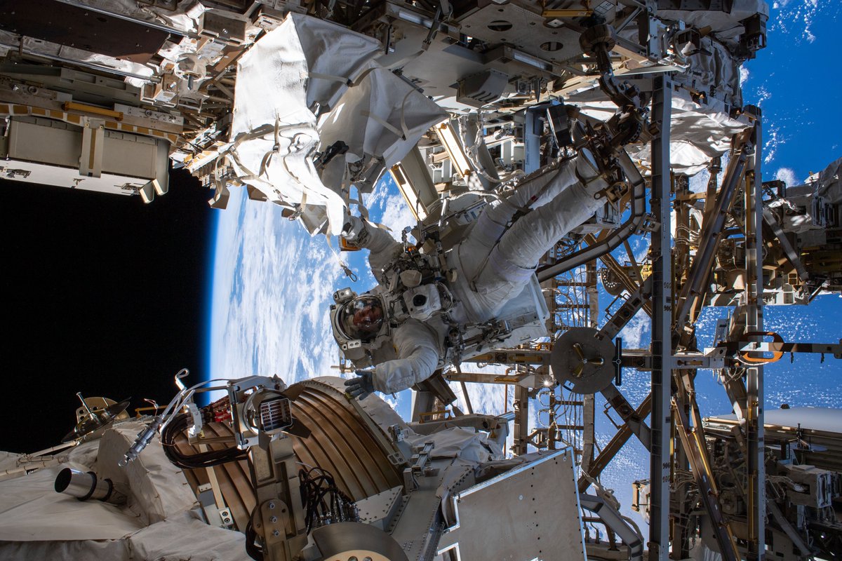 .@astro_luca & I trained for several months at @NASA_Johnson to perform these 4 spacewalks. We used a variety of ways to simulate repairs: a large pool called the Neutral Buoyancy Lab, a suspension harness called ARGOS & virtual reality. We're well prepared for this complex task!