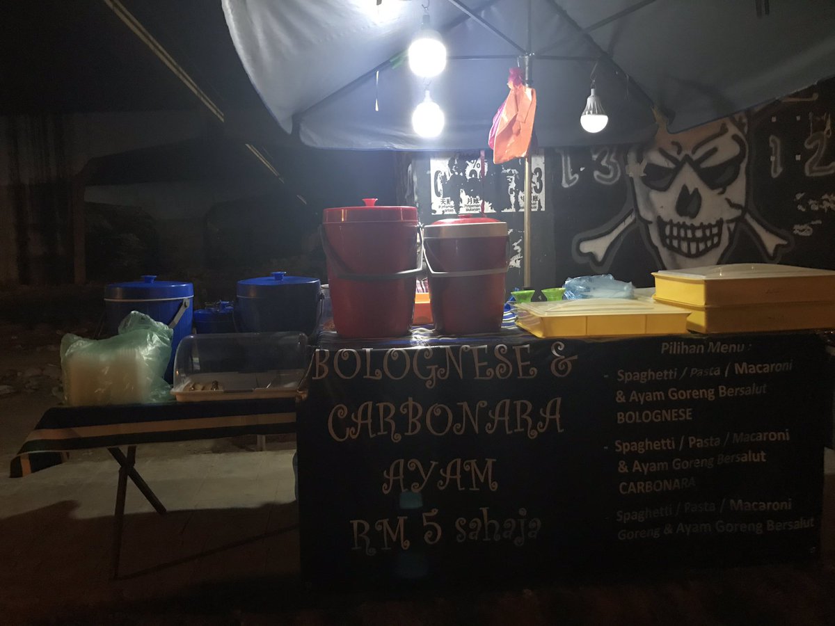 SamadMaster's tweet image. Tak mintak banyak but please do support this business ☺️ portion tak payah cakap memang banyak and pastu dia bagi patty ayam or daging ikut suka you guys and its really cheap❤️yang mana belajar msu or stay dekat menara u all,do support business pakcik ni