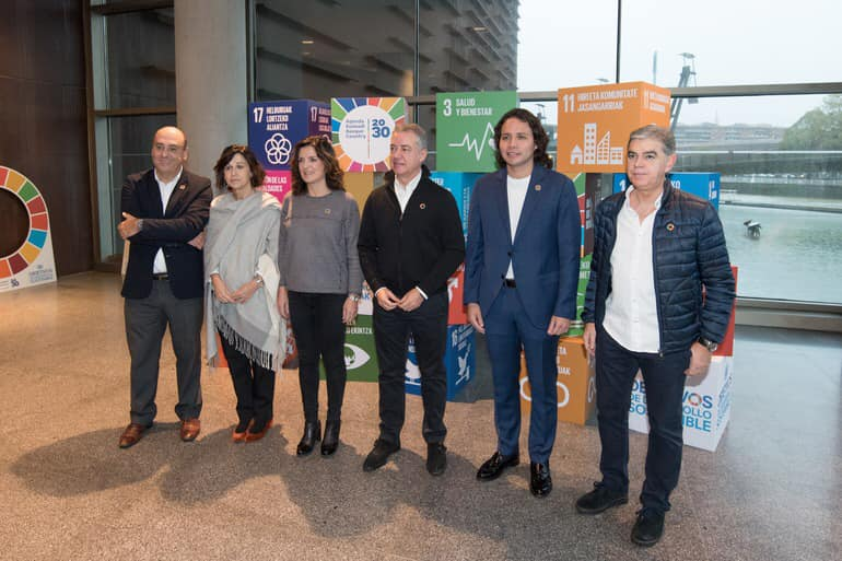 En #Bilbao, junto al Presidente del #PaísVasco <a href="/iurkullu/">Iñigo Urkullu</a> y el Director Ejecutivo de <a href="/unicef_es/">UNICEF España</a>, @fjmartos, presentamos #GoalsPowerLab. Esta es nuestra apuesta del #OIJ para empoderar a las y los jóvenes en la #Agenda2030 e impulsar su liderazgo en los #ODS. #Vamospormás
