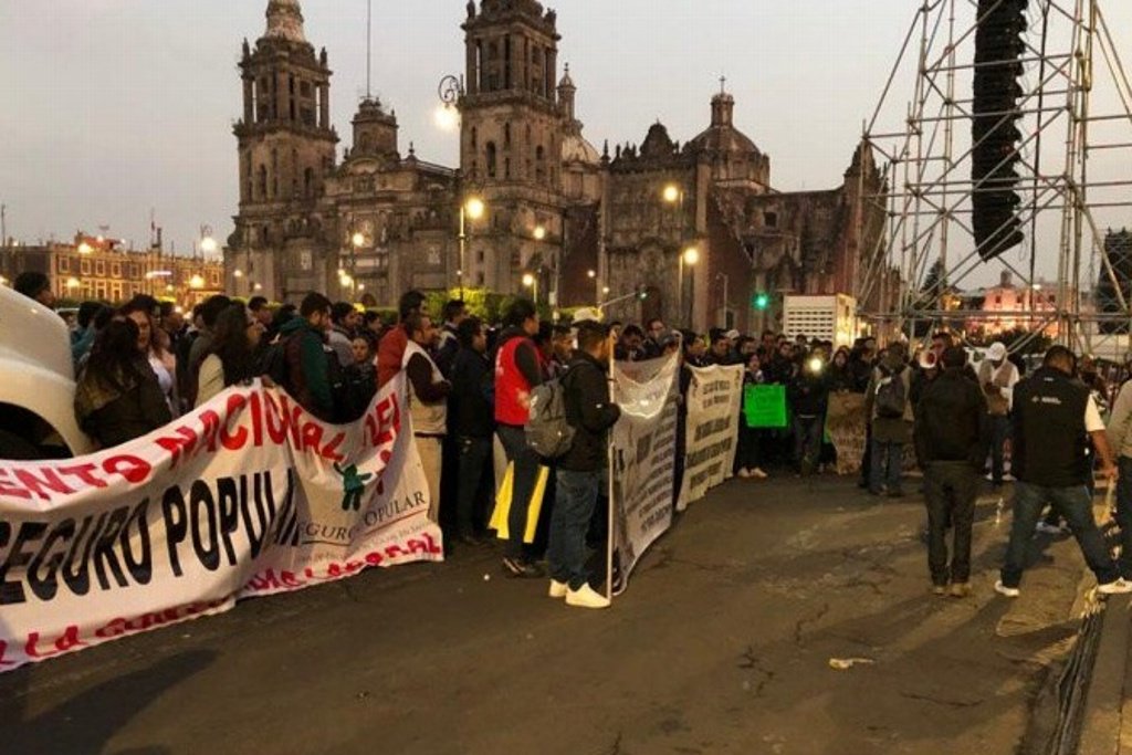 RadioBanana4's tweet photo. #RadioBanana

Trabajadores del Seguro Popular procedentes de varios estados del país se manifiestan afuera de Palacio Nacional, en el Centro Histórico, para exigir al gobierno federal que se revise su contrato laboral. https://t.co/slBi6h0MTZ