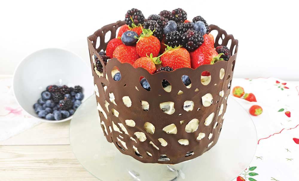 Looking for a way to step up your decorating skills? A chocolate collar will definitely impress - and taste delicious at the same time! Check out our step-by-step tutorial to make your own... 😍soo.nr/BZbk