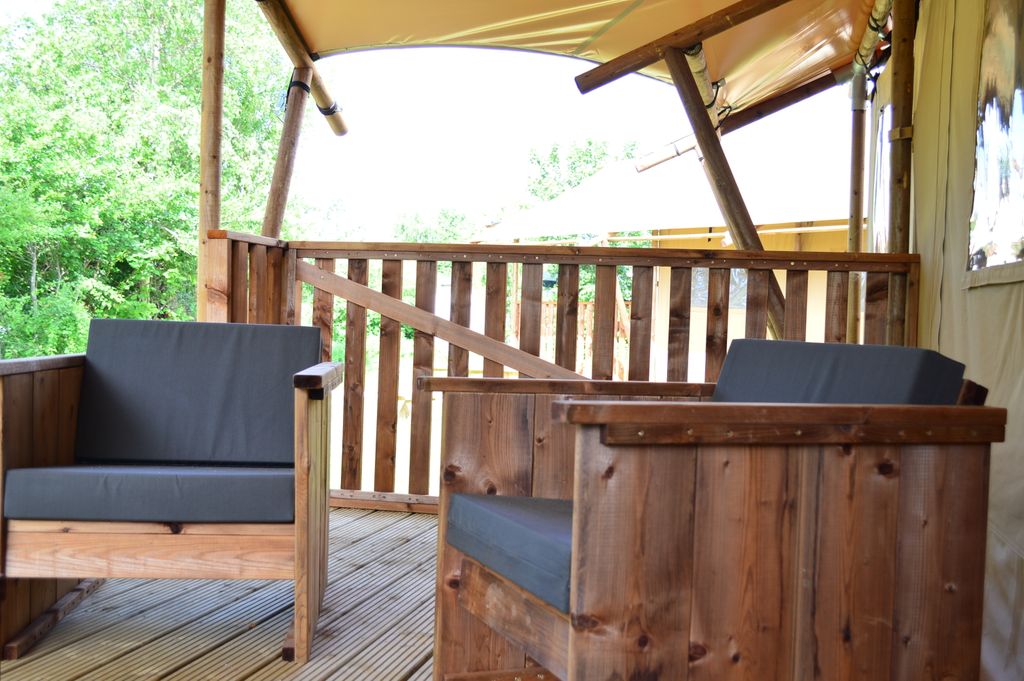 Onderuitgezakt op de veranda met de krant en een kopje koffie.
#safaritent #luxetenten #sgravenzande #Nederland