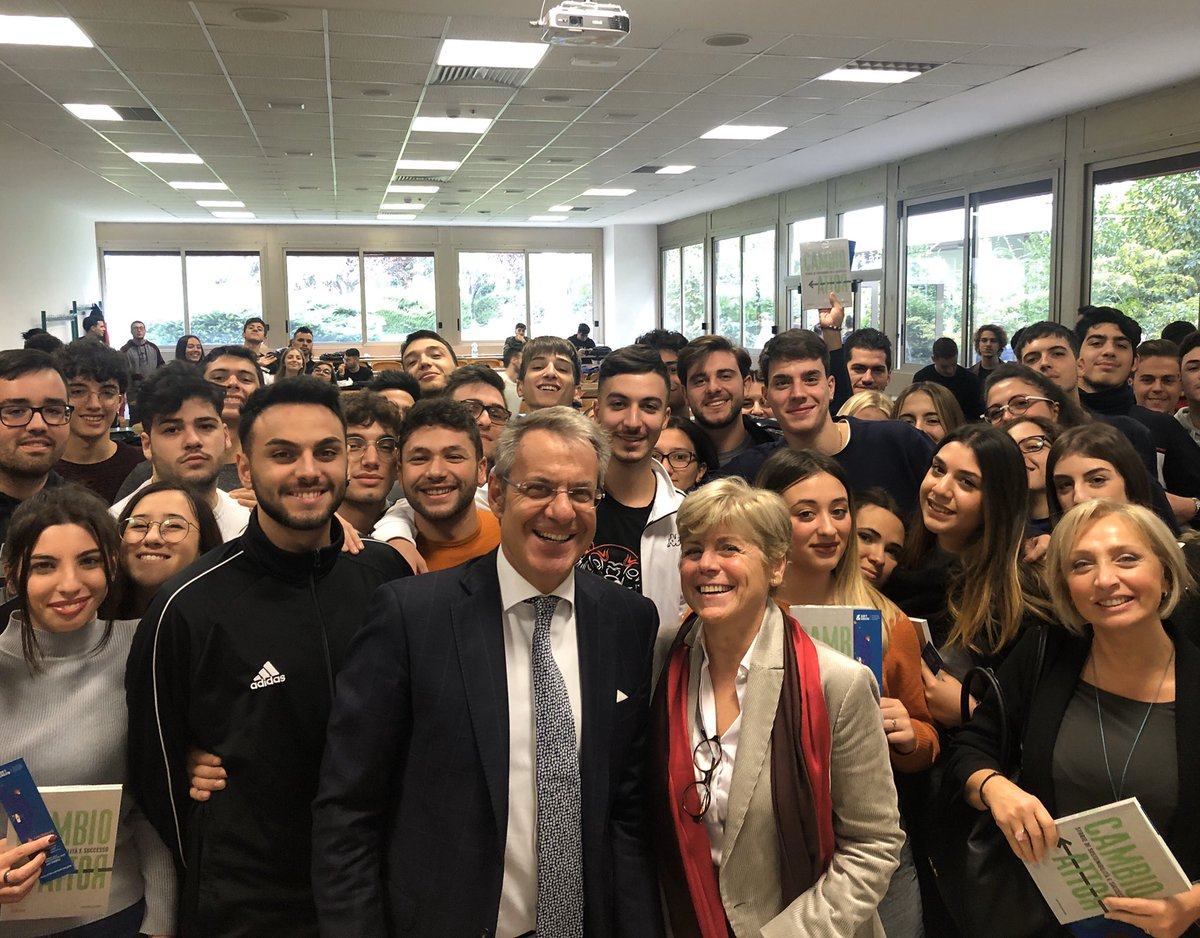gsantambrogio1's tweet photo. Tra i mille impegni da CEO, non può però mancare una testimonianza all’università di Salerno
@GruppoVege presenta con @Sofidelsharing i tanti progetti di #sostenibilità, #responsibility e lotta allo spreco #foodwaste.
Tre “valori” che orienteranno sempre più le scelte dei clienti https://t.co/yY6bTZGRo0