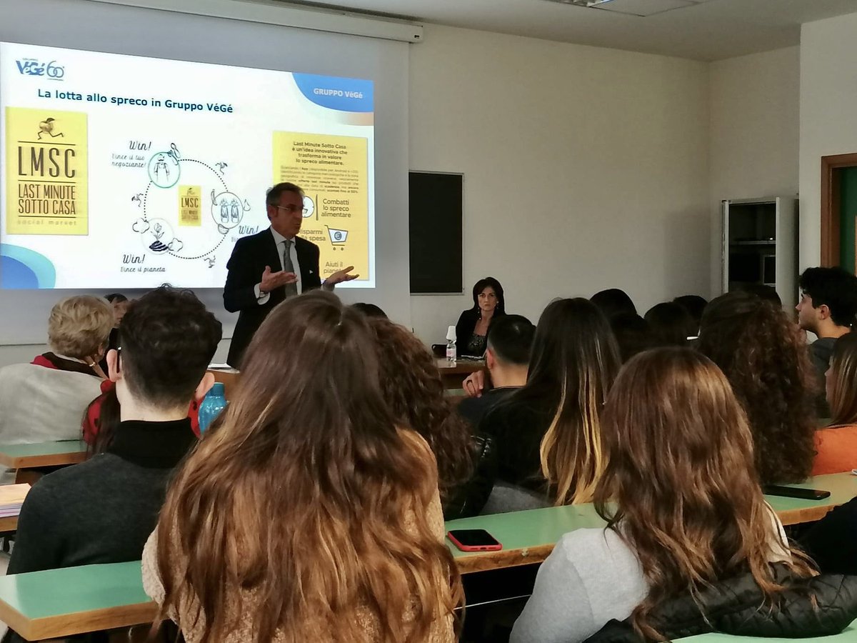 gsantambrogio1's tweet photo. Tra i mille impegni da CEO, non può però mancare una testimonianza all’università di Salerno
@GruppoVege presenta con @Sofidelsharing i tanti progetti di #sostenibilità, #responsibility e lotta allo spreco #foodwaste.
Tre “valori” che orienteranno sempre più le scelte dei clienti https://t.co/yY6bTZGRo0