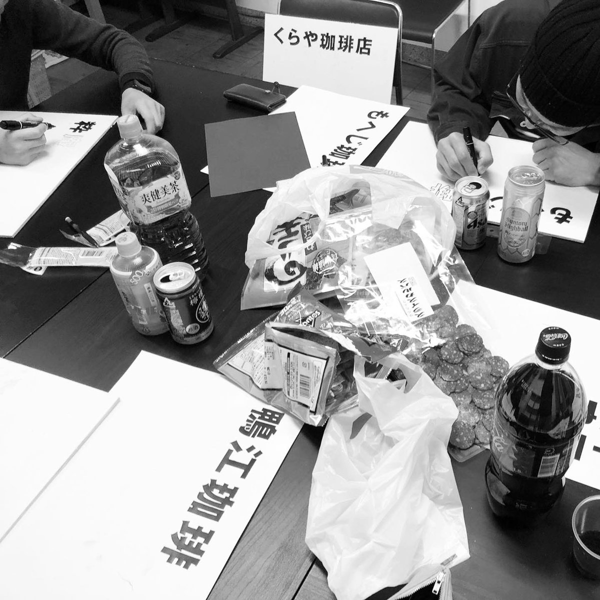LocalFes's tweet photo. 強者たちのよなよな作業
設営チームも出店側のコーヒー屋さんもみんなでやる！
みんなのFESだから٩( ᐛ )و⭐︎

お客さん達どんな顔するかな〜？
24日とりあえず晴れろー☀️ 

#coffeefes#upcycle#DIY#よなよな
#あと4日‼︎ https://t.co/nAq4olP3W5