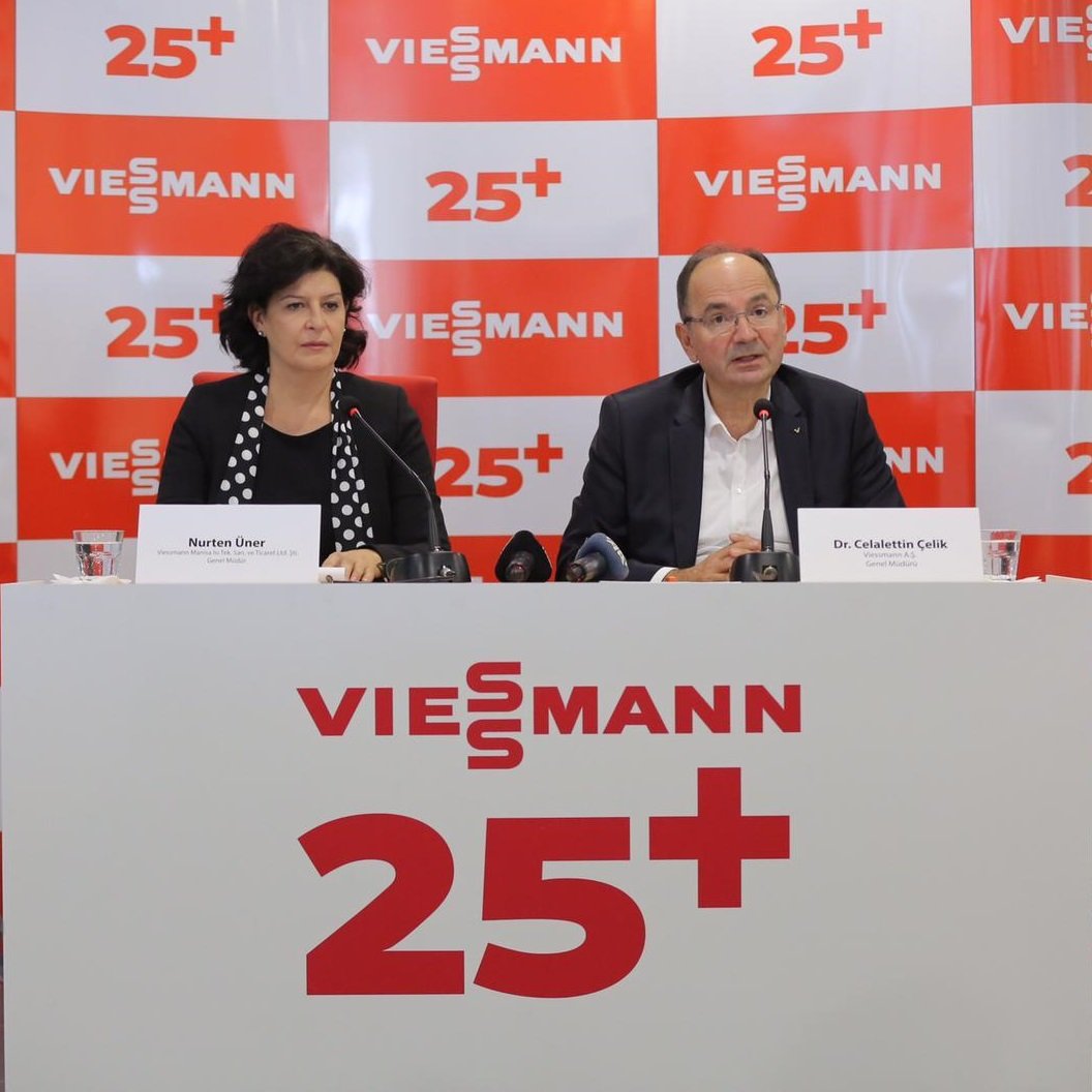 ViessmannCS_TR's tweet photo. Viessmann Türkiye olarak 25. yıl kutlamaları çerçevesinde İstanbul'un ardından Viessmann Manisa Fabrikamızda basın mensupları ile bir araya gelerek kutladık. 

#Viessmann #CreatingLivingSpaces #ViessmannTürkiye #25yıl #ViessmannManisa https://t.co/RoC94Fd0rw