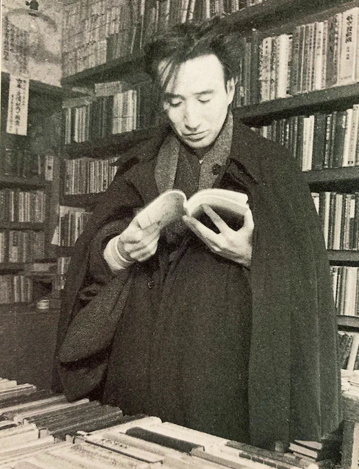 いろんな人の太宰の回想を読んでいると、蓬髪を搔きあげた とか 蓬髪がはらりと落ちた というような表現がいくつかあってめちゃくちゃに良い。
ハンカチで顔の汗を拭うのもよくでてくる。それも良い。 