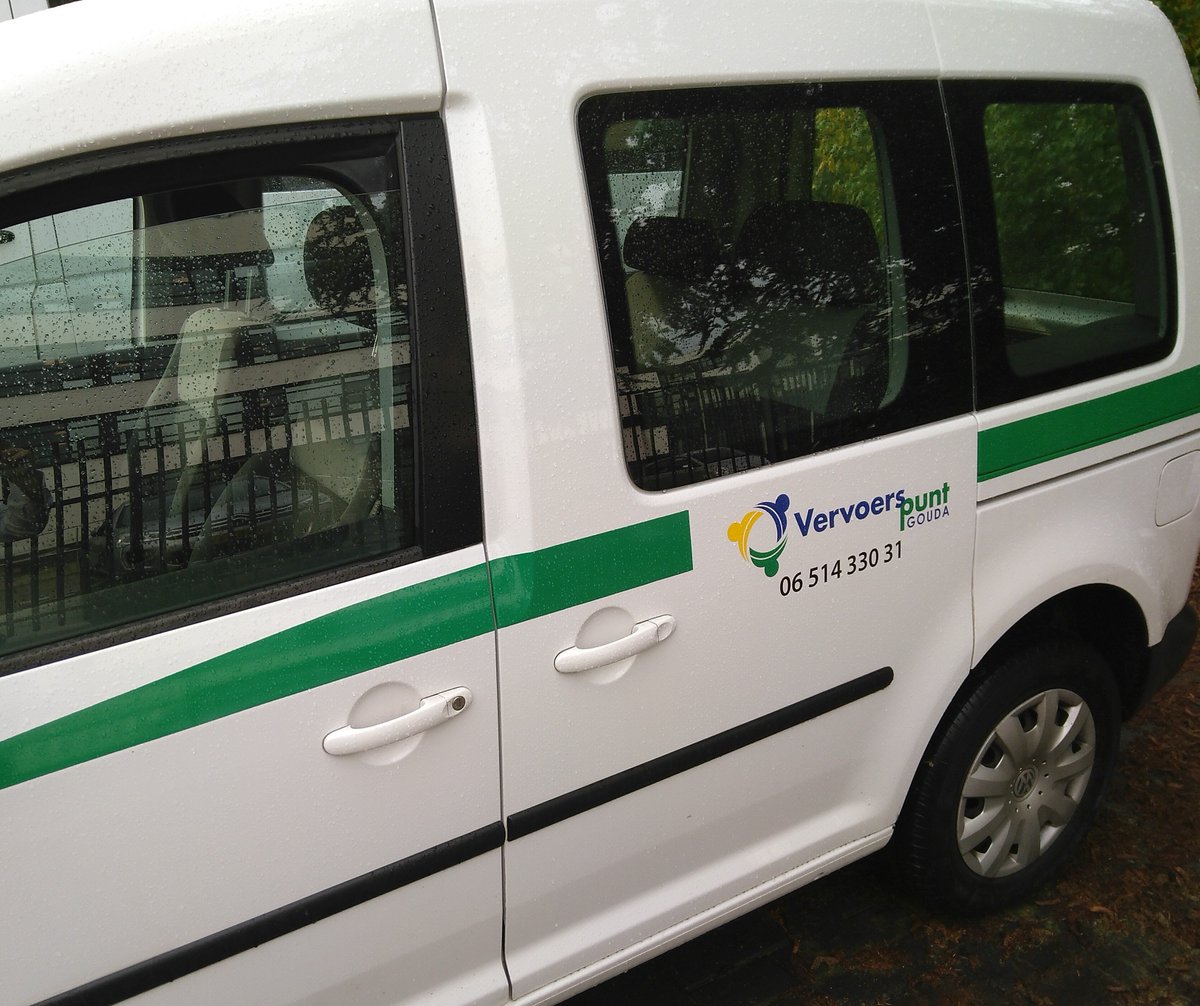 vervoergouda's tweet photo. Onze twee bussen en Caddy zijn voorzien van het nieuwe logo, telefoonnummer en website. Voor reizigers is onze vrijwilligersstichting nu beter herkenbaar. Dank aan @MultiCopyGouda voor het deskundig maken. Zie https://t.co/N34Dmic9Vj voor meer informatie over vervoer op maat. https://t.co/sT8Q4sYOQH