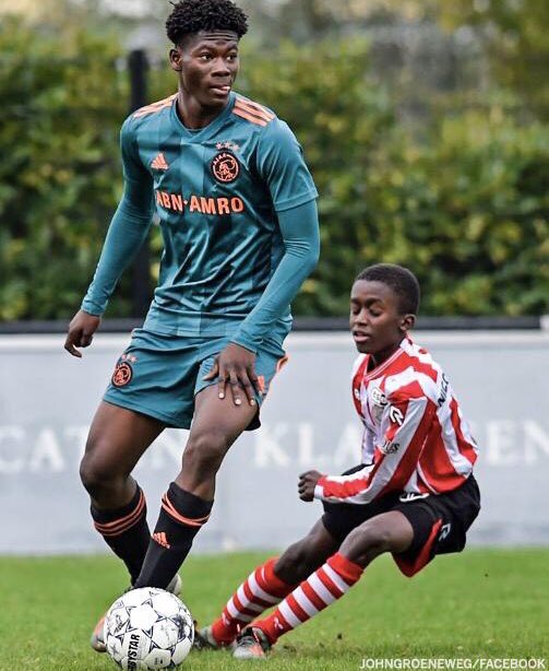 ODDSbible's tweet photo. Just because you’re way taller than your opponent it doesn’t mean you’re going to win the aerial battle 😂 https://t.co/puywBfE2Zo