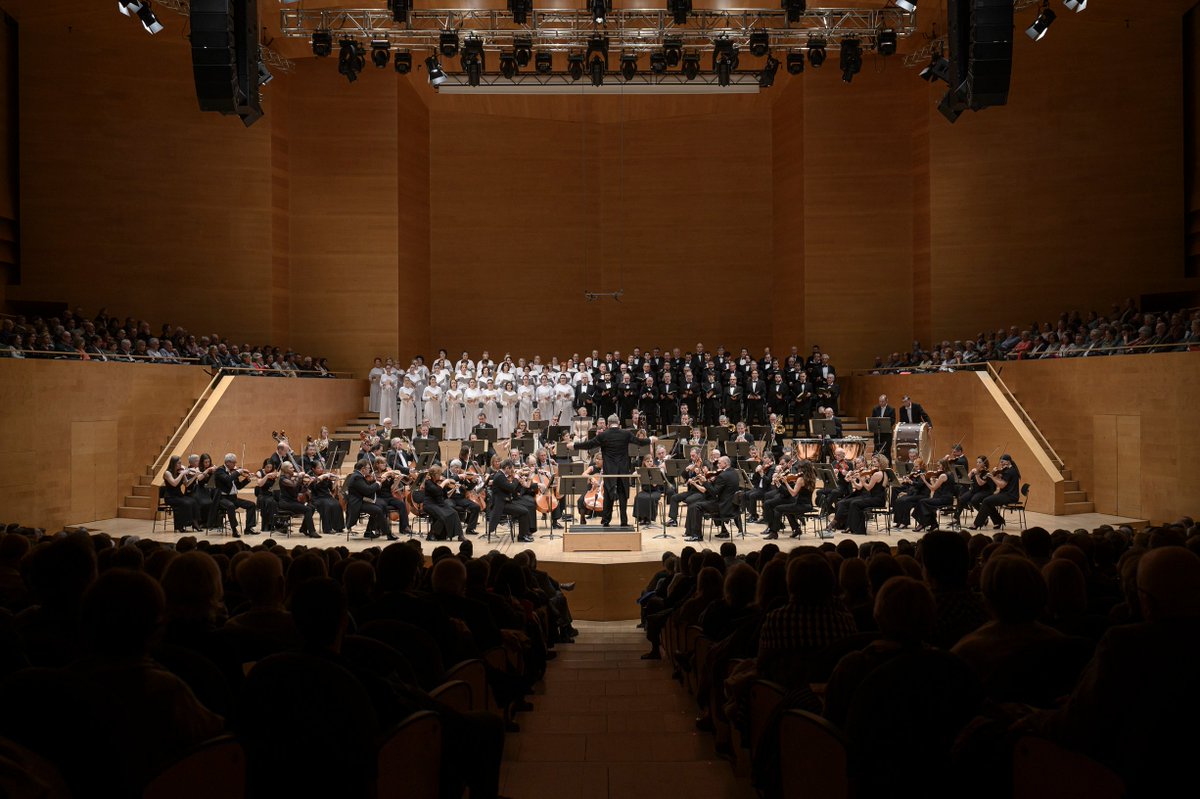 ibercamera's tweet photo. Us deixem un record del concert d'ahir a la nit a @lauditori  de la 9ª de Beethoven interpretada per l'Orquestra de l'Òpera de Praga i l'@orfeoia_orfeon, sota la direcció de @KHSteffens. Foto crèdits: May Zircus #ibercamera #beethoven250 https://t.co/YqBUM24Ohd