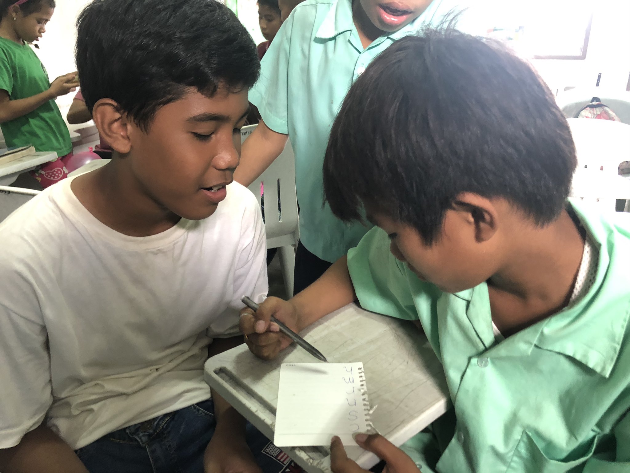 Ngo Loob フィリピン支援 Fjkという小学校で Feed Me And I Read を行なっています 子供たちへの読み書き指導のトレーニングです 彼らにとって M N R Hの判断は中々難しいそうでしたが 一生懸命練習する姿に こちらも本気になりますね 識字 小学生