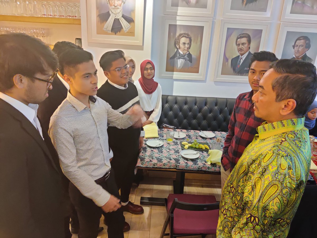MYEmbMadrid's tweet photo. Engaging with Malaysian community. MW Madrid organised “Ramah Mesra” session for Malaysian students in Barcelona to meet MB Selangor and savour home-cooked dishes. #malaysiansinspain #outreach #pmrm https://t.co/4RoKLHqCbe