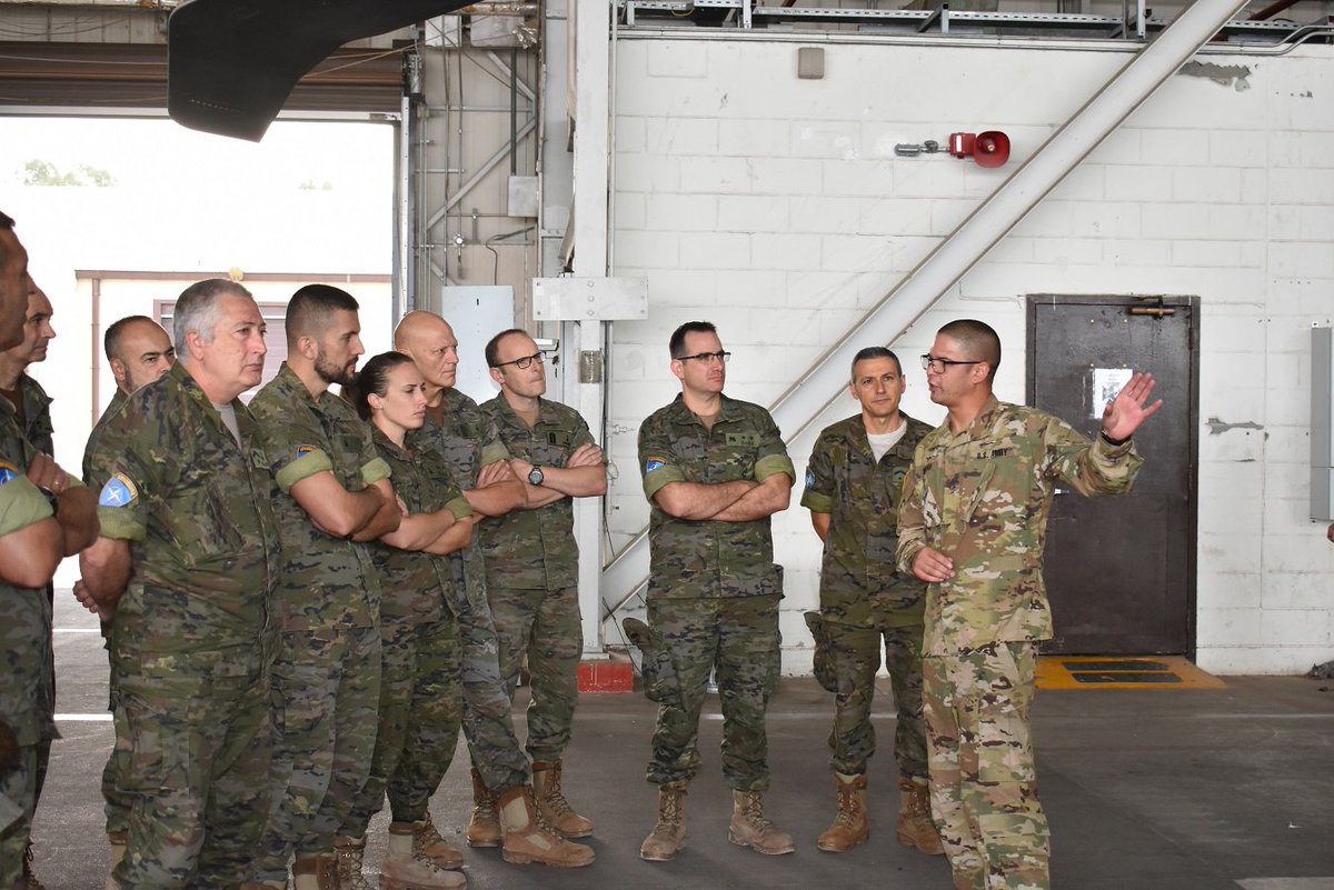 EMADmde's tweet photo. El contingente 🇪🇸 #PATRIOT @EjercitoTierra desplegado en Turquía 🇹🇷 ha visitado la unidad 🇺🇸 de 🚁 Black Hawk desplegada en la base aérea de Incirlik. Estrechamos lazos con nuestros aliados de la #OTAN @NATO
#NuestraMisiónTuLibertad
#SupporttoTurkey
#MOPS https://t.co/EHB1i7RHgD