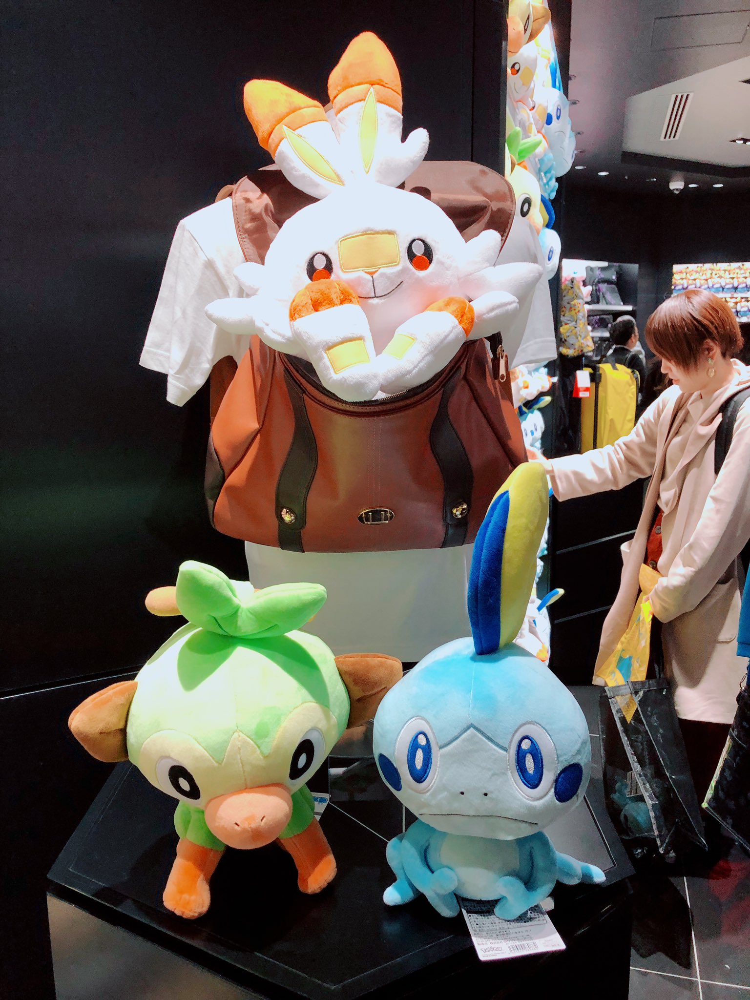 松丸 亮吾 一足先にポケセン渋谷いってきたんだけど最高空間だったこれは通うわ 増田さんのサイン入りピカチュウとかロトミ見つけてテンション上がってた 渋谷parco ポケモンセンターシブヤ T Co Yybqpfahj1 Twitter