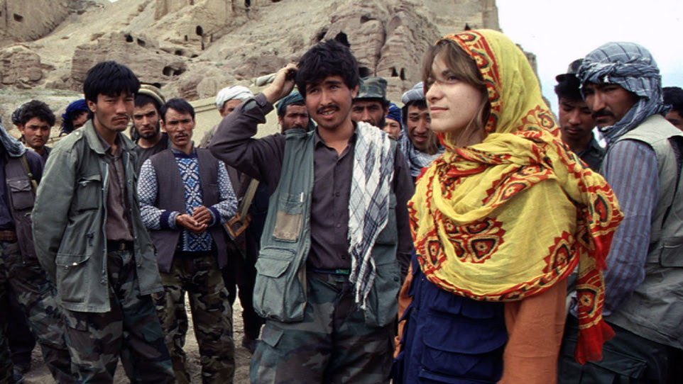 Oggi ricordiamo i giornalisti Maria Grazia Cutuli, Harry Burton, Azizullah Haidari e Julio Fuentes assassinati il 19 Novembre 2001 lungo la strada Jalalabad-Kabul dai Talebani. 
Qui una bellissima foto di Maria Grazia a #Bamiyan. #MariaGraziaCutuli