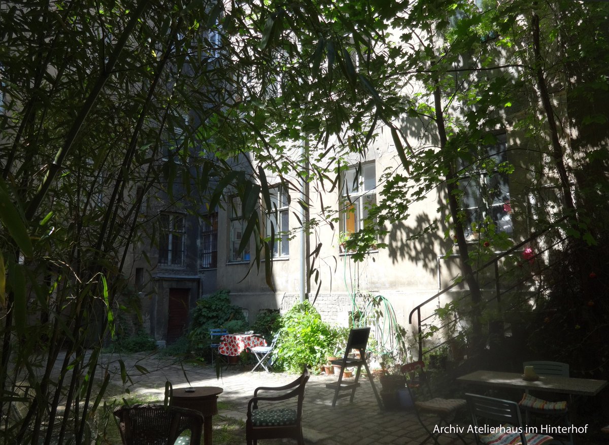 Was bei uns alles schon passiert ist - bevor die "Modernisierung" überhaupt losgeht - könnt ihr auf schoenhauser.home.blog lesen und anschauen. Sprunghaft angestiegene Nebenkosten, Kelleraufbrüche, ungenehmigter Baubeginn, Ofenabrisse, Kahlschlag in unserem tollen Hinterhof ...