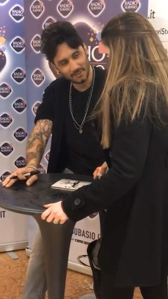 la_silvy88's tweet photo. Primo instore di Fabri,era la prima volta che mi relazionavo a lui,ero TOTALMENTE nel panico e credevo di balbettare solo sillabe confuse.
Riuscii con gli occhi bassi a fargli i complimenti per il disco e a dirgli che #filoderba mi spezzava,lui:
“Anche a me.”💔
#ViciniSempreFab https://t.co/TCPy4GVCyC