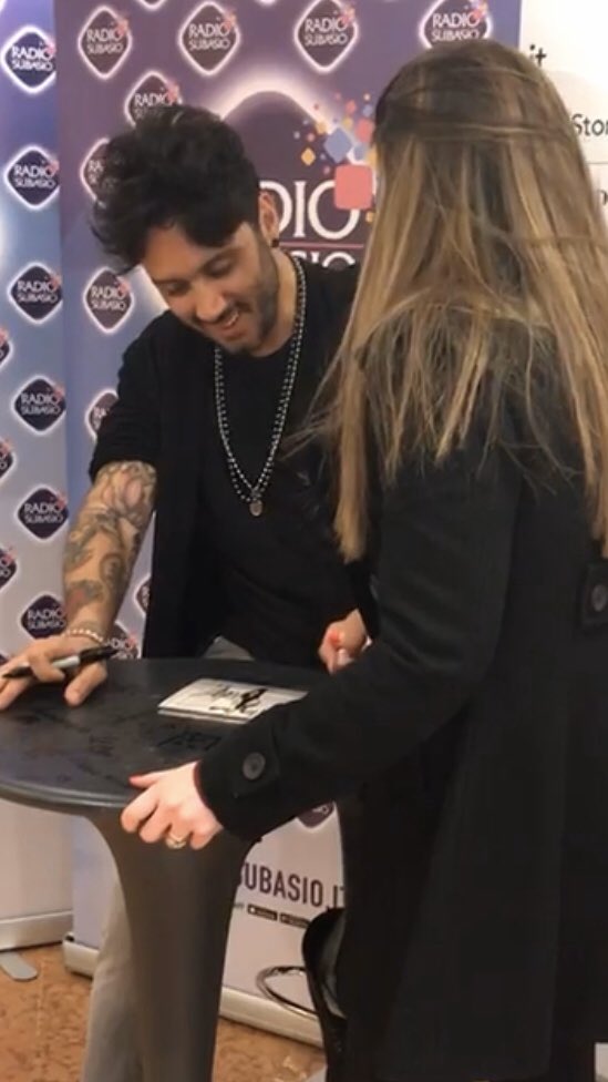 la_silvy88's tweet photo. Primo instore di Fabri,era la prima volta che mi relazionavo a lui,ero TOTALMENTE nel panico e credevo di balbettare solo sillabe confuse.
Riuscii con gli occhi bassi a fargli i complimenti per il disco e a dirgli che #filoderba mi spezzava,lui:
“Anche a me.”💔
#ViciniSempreFab https://t.co/TCPy4GVCyC