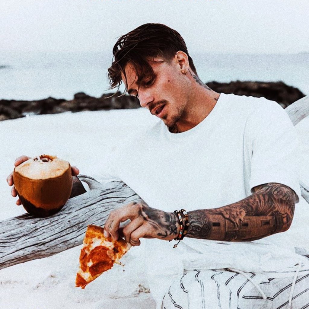 sandwichbetween's tweet image. Hi my name is Riordan Gamaliel Rowe. I am a tattoo artist who run a tattoo studio in Bali. I just wanna find a few people to have a small talk. Also maybe you might be interested for a plot or light writings later. Feel free to respond because I’ll replay you. (I’m a bilingual)