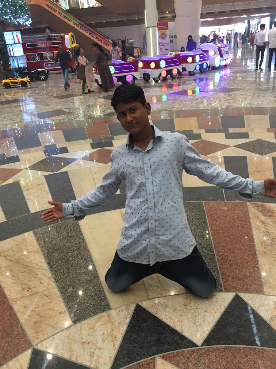 ShoebSiddiquie's tweet photo. I Iove SRK FAN KING
   @iamsrk @saifsiddiquie. 
  To The of king khan https://t.co/3sLt8DBnL5
