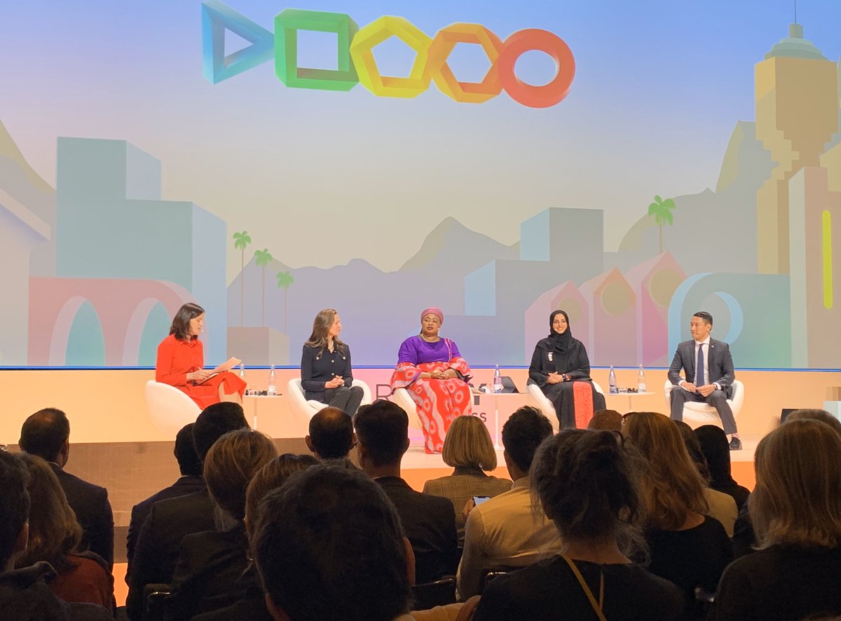 What an inspirational plenary session at #SCEWC19. Three cities from different parts of the world telling their stories about how thy make their cities more agile, transparent and participative.