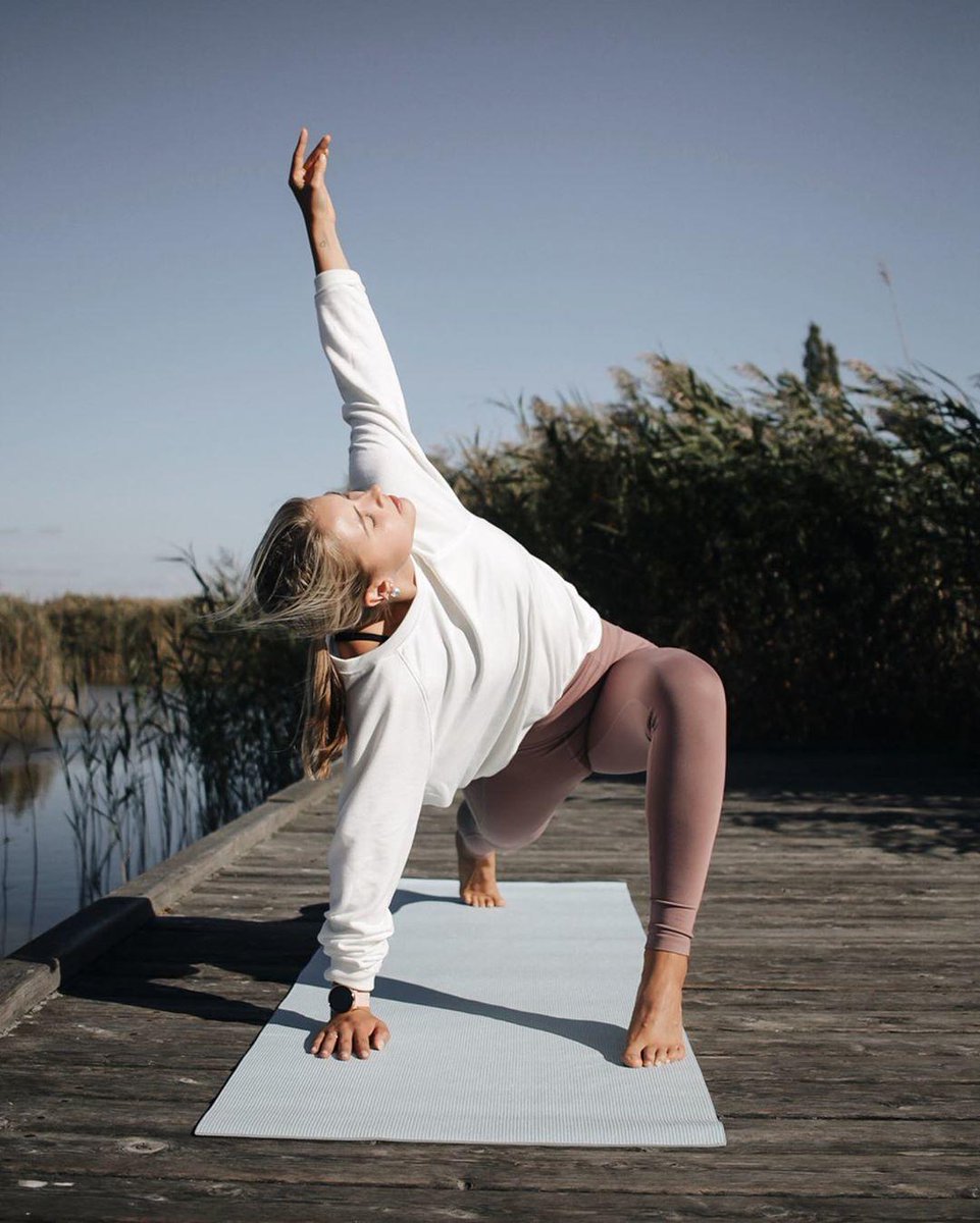 La postura de yoga que más evitas, es la que más necesitas. #PolarIgnite 📷: @lara.selinaa