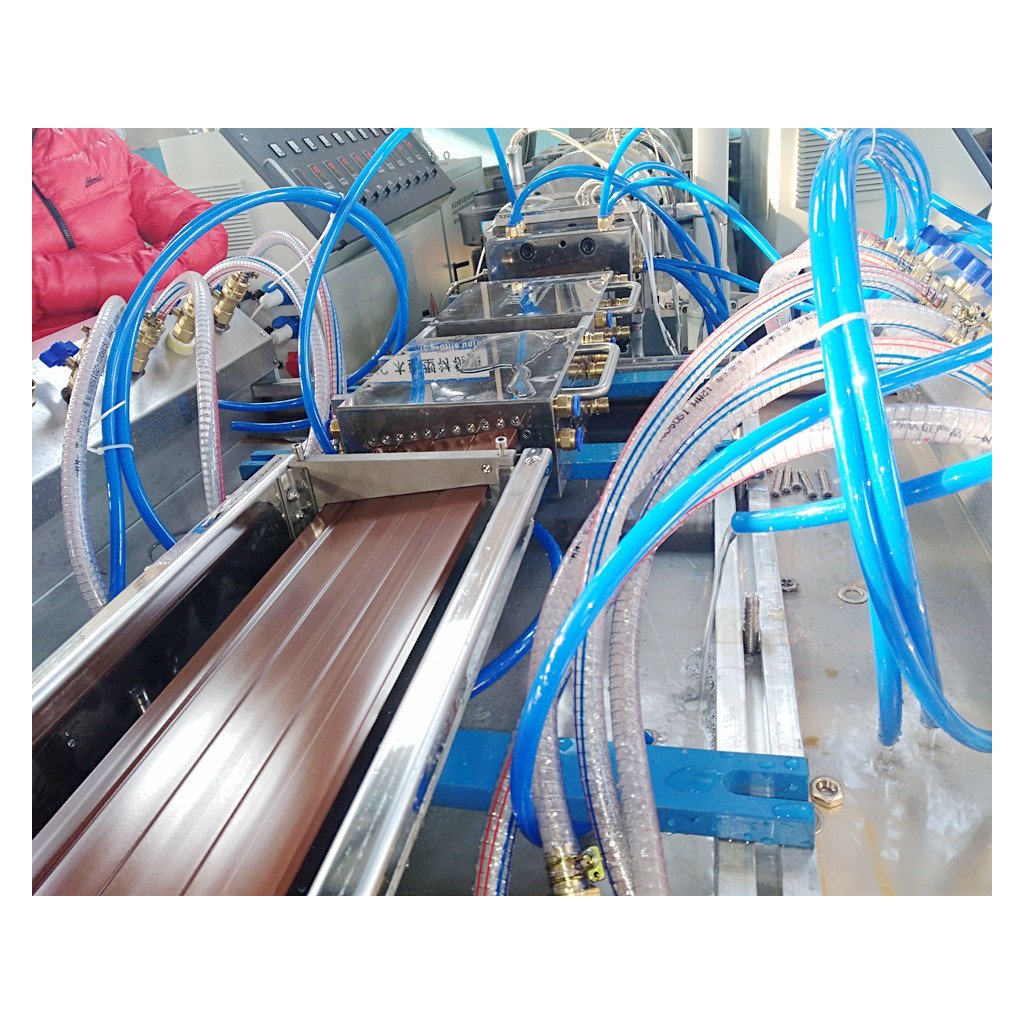 tongsanmachine's tweet image. Plastic Lumber Production line
1,capacity: 9000kgs daily
2,cost: 250,000-300,000 USD
3,material cost: around 0.5USD/kgs #plasticLumberProductionLine #wpcProductionProject #wpcExtrusionMachine #wpcMachine #woodPlasticComposite
