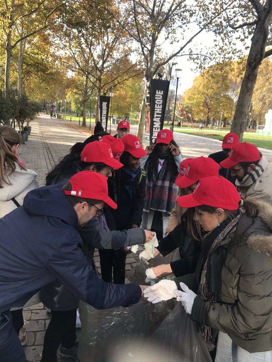caissedesdepots's tweet photo. Nous sommes arrivés au parc de Bercy, les équipes se rendent compte du butin ramassé.. il est plutôt conséquent 😢🗑 mais tout le monde reste optimiste et déterminé 🤝💪🏼
#CleanUpWalk https://t.co/0tFzE5pw0X
