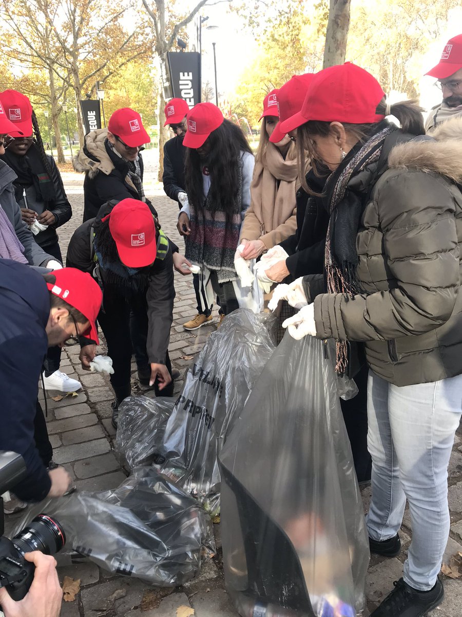caissedesdepots's tweet photo. Nous sommes arrivés au parc de Bercy, les équipes se rendent compte du butin ramassé.. il est plutôt conséquent 😢🗑 mais tout le monde reste optimiste et déterminé 🤝💪🏼
#CleanUpWalk https://t.co/0tFzE5pw0X