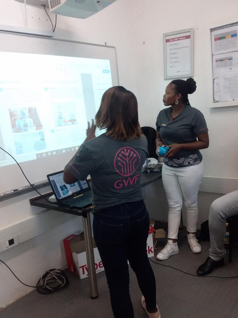 thullymthenjan1's tweet photo. #OpenLearningAcademy team in robotic workshop @HazyviewDLC @GWFonline #ReimagineWork https://t.co/ateKBvdaPc