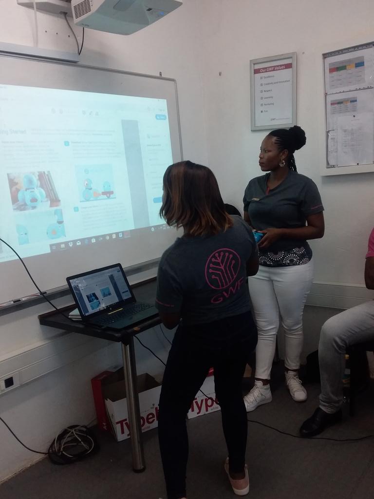 thullymthenjan1's tweet photo. #OpenLearningAcademy team in robotic workshop @HazyviewDLC @GWFonline #ReimagineWork https://t.co/ateKBvdaPc