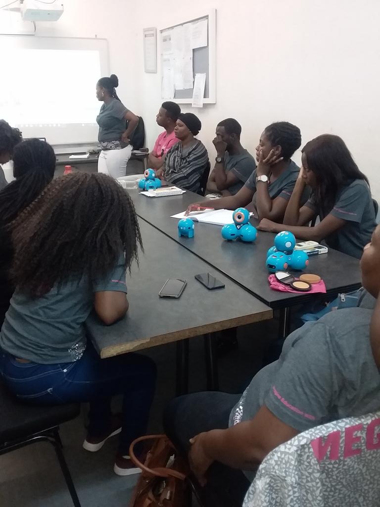 thullymthenjan1's tweet photo. #OpenLearningAcademy team in robotic workshop @HazyviewDLC @GWFonline #ReimagineWork https://t.co/ateKBvdaPc